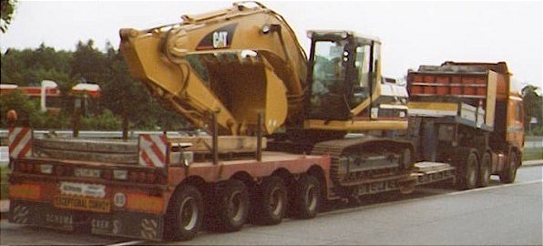 Heinemann MAN F90 mit Caterpillar Raupenbagger - Copyright: www.olli80.de