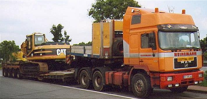 Heinemann MAN F90 mit Caterpillar Raupenbagger - Copyright: www.olli80.de