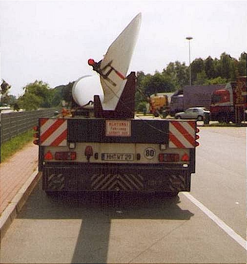 Thömen Auflieger mit Windradflügeln - Copyright: www.olli80.de