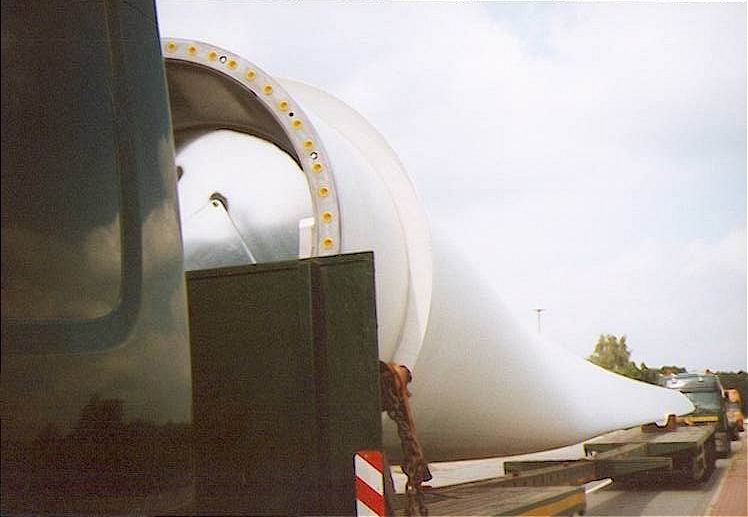 Thömen Auflieger mit Windradflügeln - Copyright: www.olli80.de