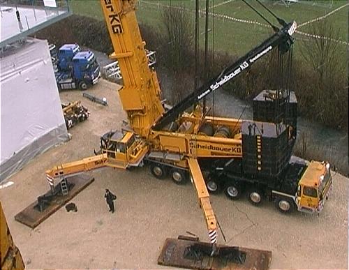 Schmidbauer Liebherr LTM 1800 Doppelschwingen der Abstützung - Copyright: www.olli80.de