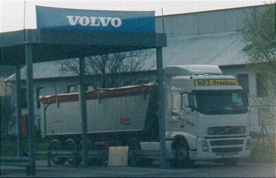 Volvo FH 12 mit Kippsattelauflieger - Copyright: www.olli80.de