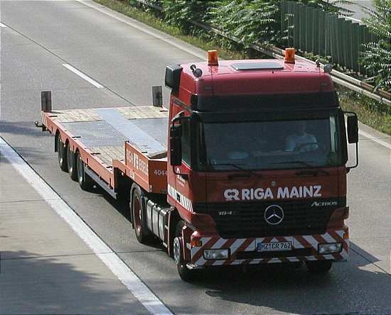 Riga Mainz MB Actros 1843 mit Flachbettauflieger - Copyright: www.olli80.de