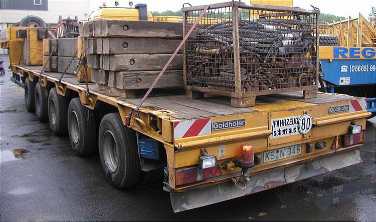 Regel Kassel - fünfachsiger Goldhofer Semitrailer mit Gitterbox, Unterlegbohlen und Ballastteilen - Copyright: www.olli80.de