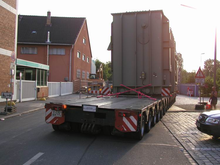Trafotransport beim Passieren einer Stra&szlig;enbaustelle - Copyright: www.olli80.de