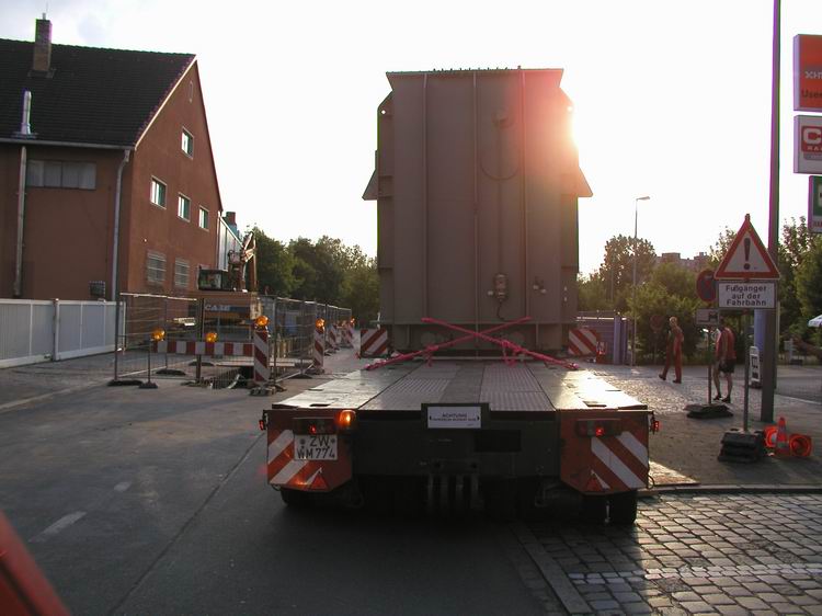 Trafotransport beim Passieren einer Stra&szlig;enbaustelle - Copyright: www.olli80.de