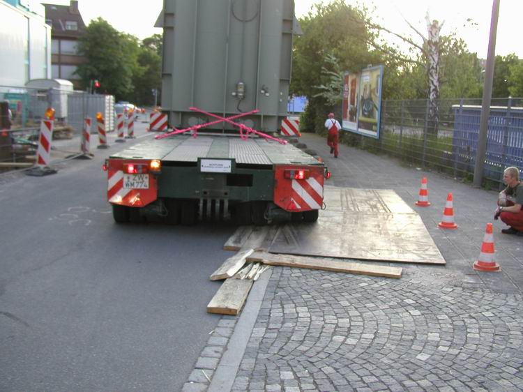 W. Mayer Trafotransport beim Passieren einer Stra&szlig;enbaustelle - Copyright: www.olli80.de