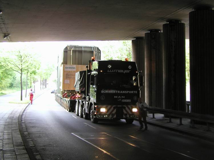 W. Mayer - Transport eines Trafos unter einer Br&uuml;cke - Copyright: www.olli80.de