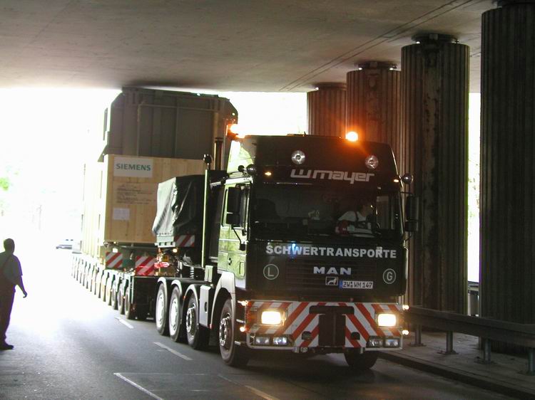 W. Mayer - Transport eines Trafos unter einer Br&uuml;cke - Copyright: www.olli80.de