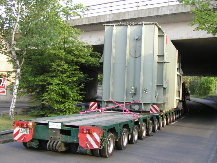W. Mayer - Transport eines Trafos unter einer Br&uuml;cke - Copyright: www.olli80.de