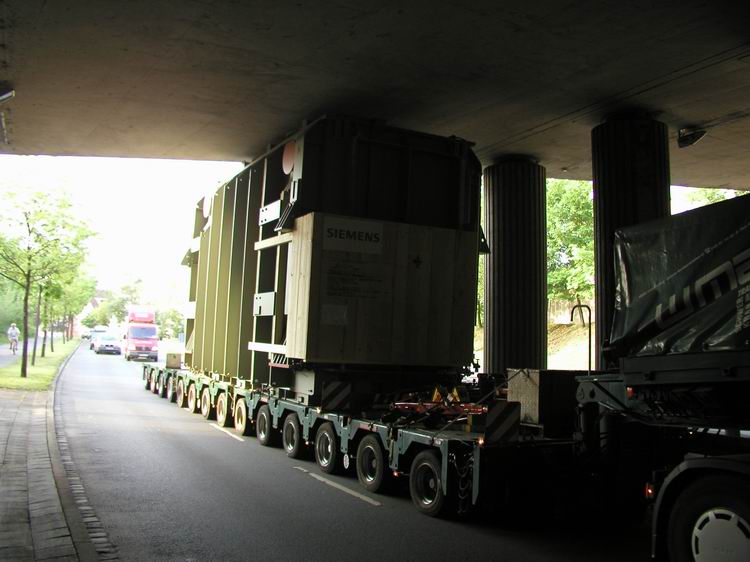 W. Mayer - Transport eines Trafos unter einer Br&uuml;cke - Copyright: www.olli80.de