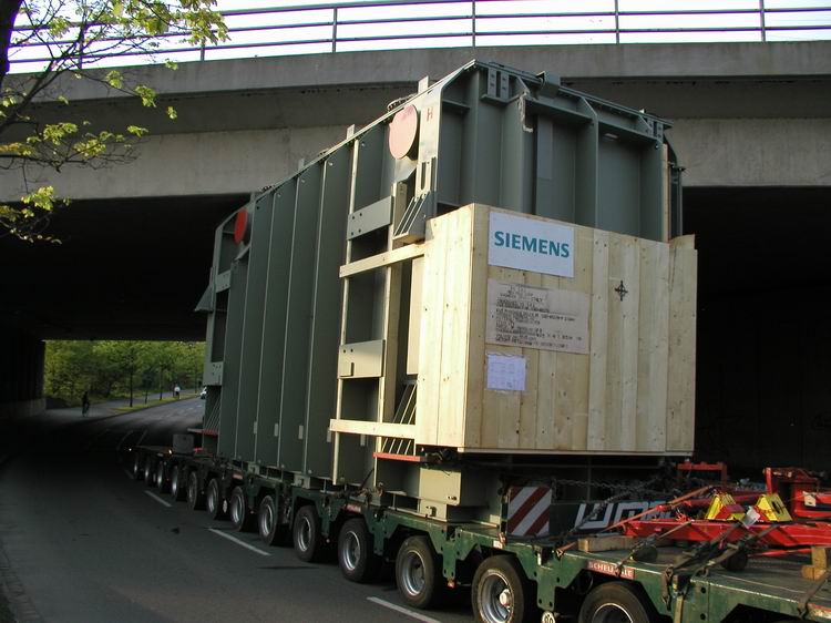 Br&uuml;ckendurchfahrt W. Mayer mit Trafotransport - Copyright: www.olli80.de