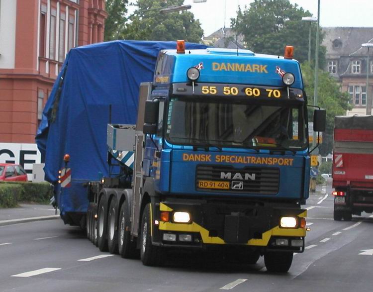 Dansk MAN F 2000 mit Goldhoferachslinien