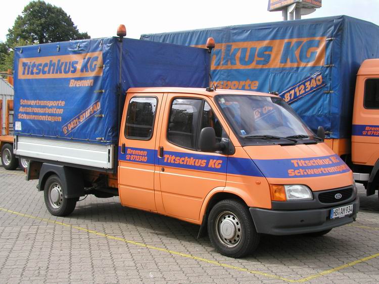 Ford mit Doppelkabine und Pritsche