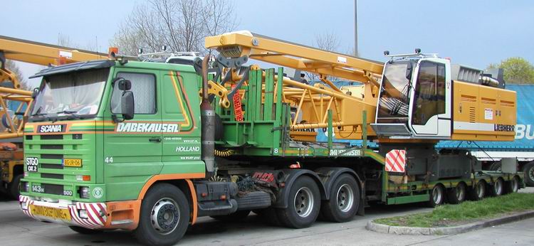 Dabekausen Scania beim Transport eines Liebherr Hydroseilbaggers