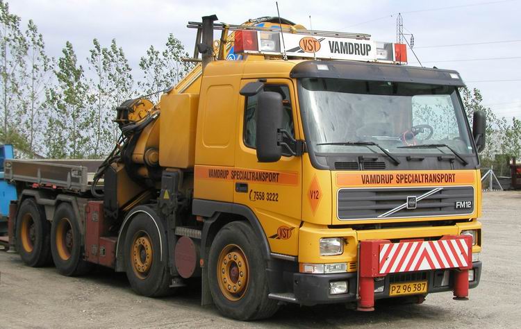 Vamdrup Volvo FM 12 mit Pritsche und Effer 88 N