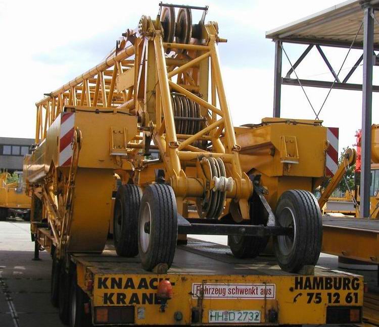 Knaack Auflieger mit Kranteilen