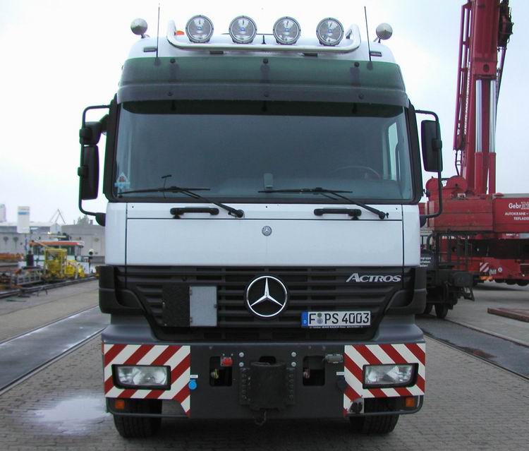 Frontansicht Actros Titan 4153 HCS - Copyright: www.olli80.de