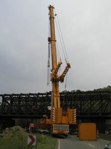 AC 700 Wiesbauer mit Eisenbahnbrücke - Copyright: www.olli80.de