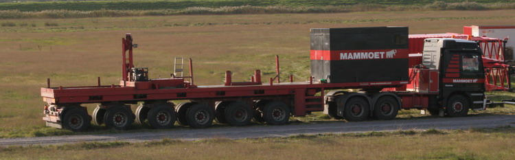 Mammoet MB Actros mit Nooteboom Ballastauflieger - Copyright: www.olli80.de