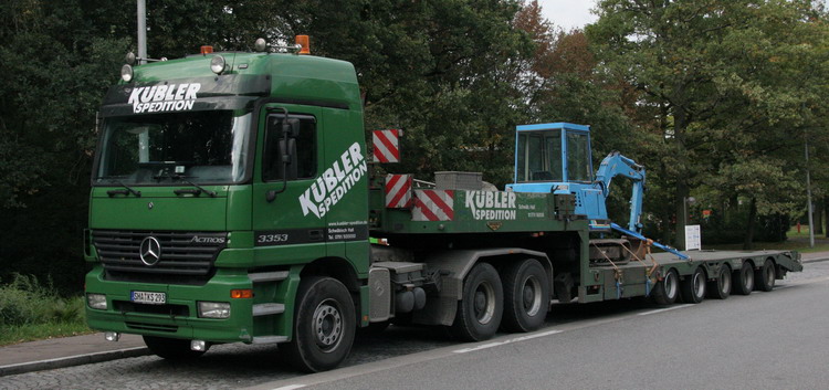 Kübler Actros 3353 mit Semi und Minibagger - Copyright: www.olli80.de