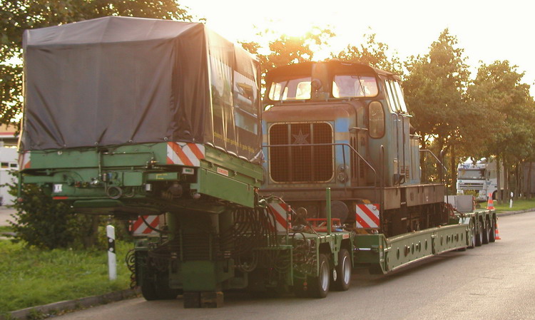 Kübler Scheuerle Achslinien mit Greiner Tiefbett und Diesellokomotive - Copyright: www.olli80.de