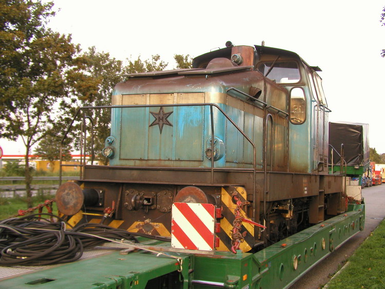 Kübler Scheuerle Achslinien mit Greiner Tiefbett und Diesellokomotive - Copyright: www.olli80.de