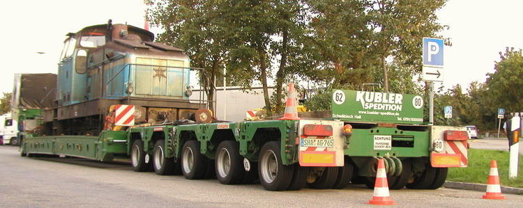 Kübler Scheuerle Achslinien mit Greiner Tiefbett und Diesellokomotive - Copyright: www.olli80.de