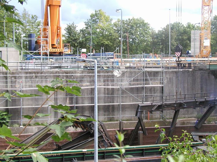 Ponton mit Schrott an der Mannheimer Schleuse  - Copyright: www.olli80.de