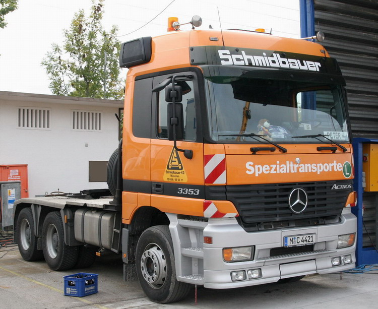 Schmidbauer MB Actros 3353 orange - Copyright: www.olli80.de