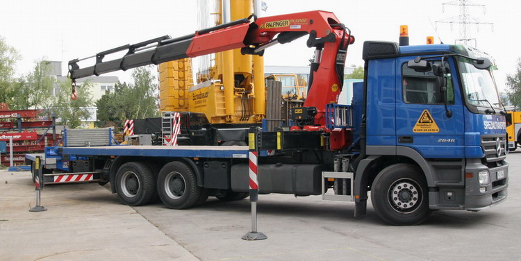 Schmidbauer MB Actros MP II 2646 Pritschen-LKW - Copyright: www.olli80.de