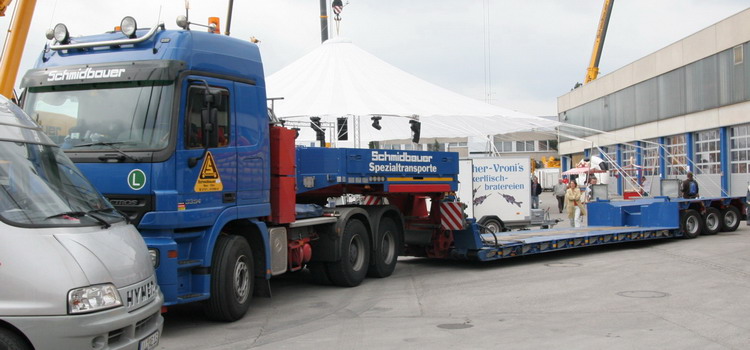 Schmidbauer MB Actros MP II 3354 mit Goldhofer Tiefbettauflieger - Copyright: www.olli80.de