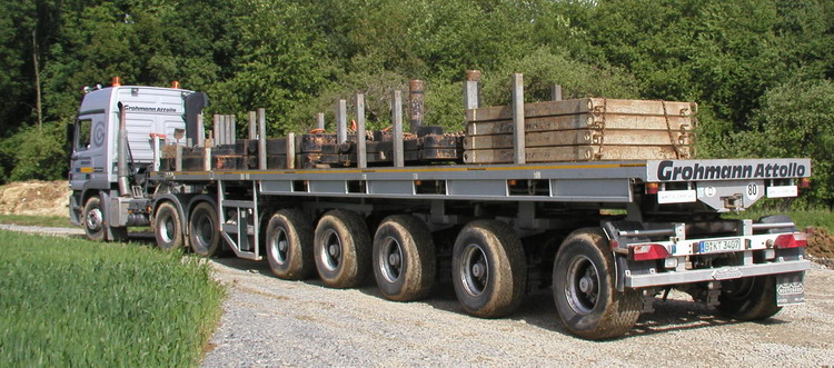 Grohmann MB Actros 3354 mit Nooteboom fünfachsigem Ballastauflieger - Copyright: www.olli80.de