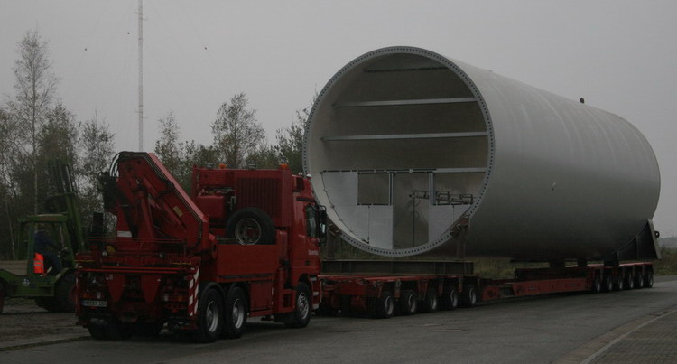 Fahrenholz Titan mit Goldhofer Anhänger und WKA-Turmteil - Copyright: www.olli80.de