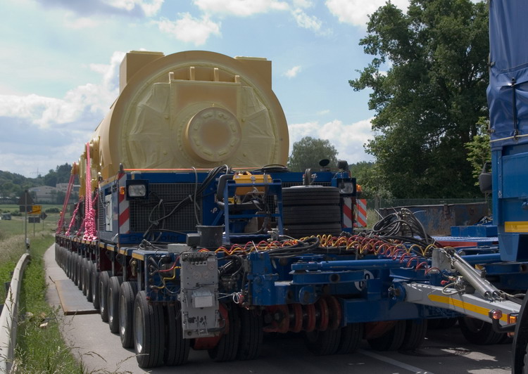 Adams MAN mit Goldhofer THPs und Generator