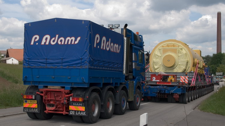 Adams MAN mit Goldhofer THPs und Generator