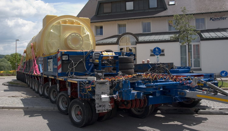 Adams MAN mit Goldhofer THPs und Generator
