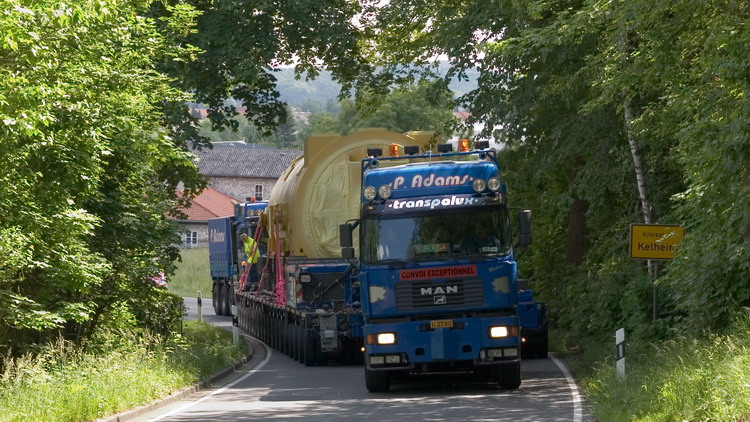 Adams MAN mit Goldhofer THPs und Generator
