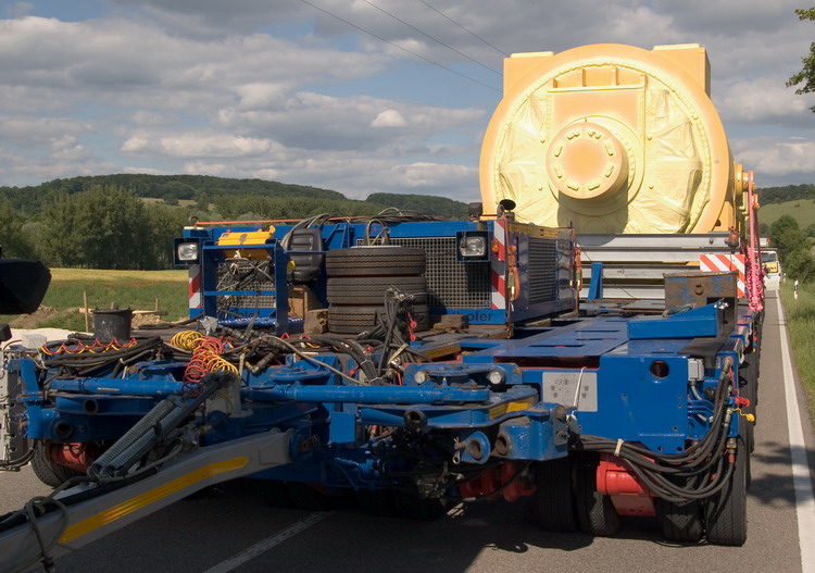 Adams MAN mit Goldhofer THPs und Generator