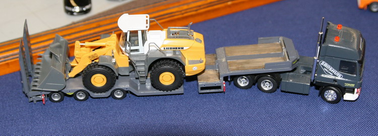 Piet van Urk: Broshuis-Auflieger mit Radlader - Modelshow Europe 2007 - Copyright: www.olli80.de
