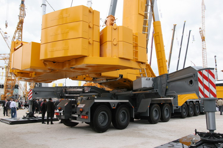 Liebherr LTM 11200-9.1 Bauma 2007 - Copyright: www.olli80.de