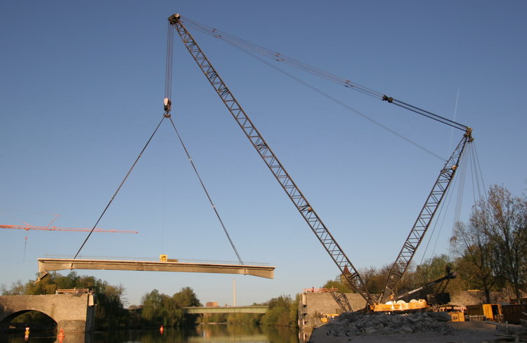 Brückendemontage in Ochsenfurt mit dem Gottwald AK 850-103 GT von Schmidbauer - Copyright: www.olli80.de