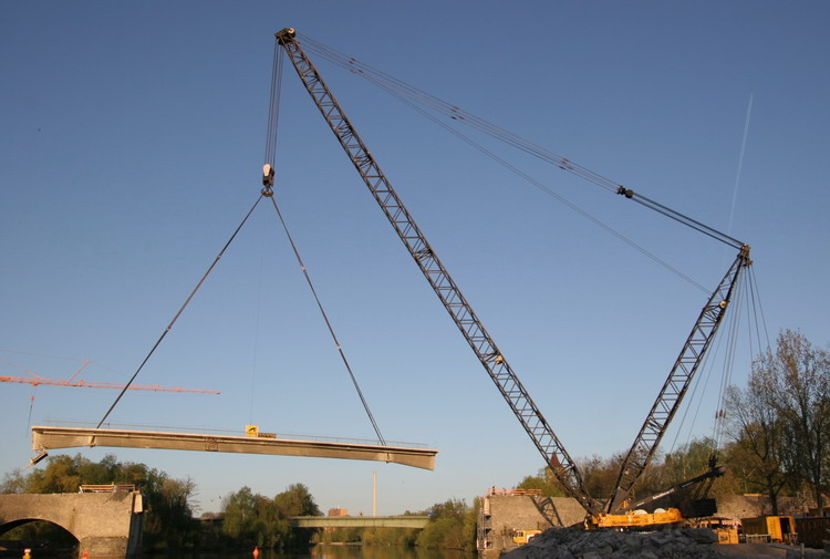Brückendemontage in Ochsenfurt mit dem Gottwald AK 850-103 GT von Schmidbauer - Copyright: www.olli80.de