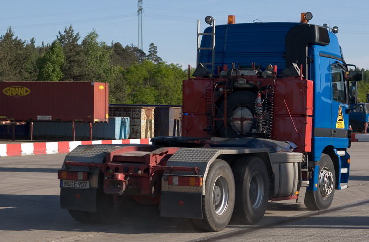 Heckansicht Schmidbauer Actros MP 2 - Copyright: www.olli80.de