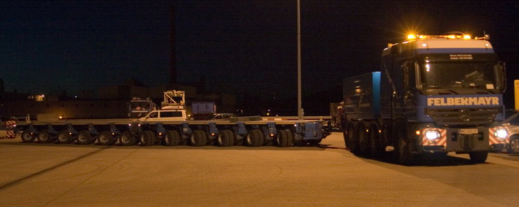 Felbermayr Actros Titan 4160 mit Goldhofer THPs - Copyright: www.olli80.de