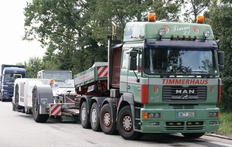 MAN F 2000 41.604 Timmerhaus mit Flugzeugschlepper - Copyright: www.olli80.de