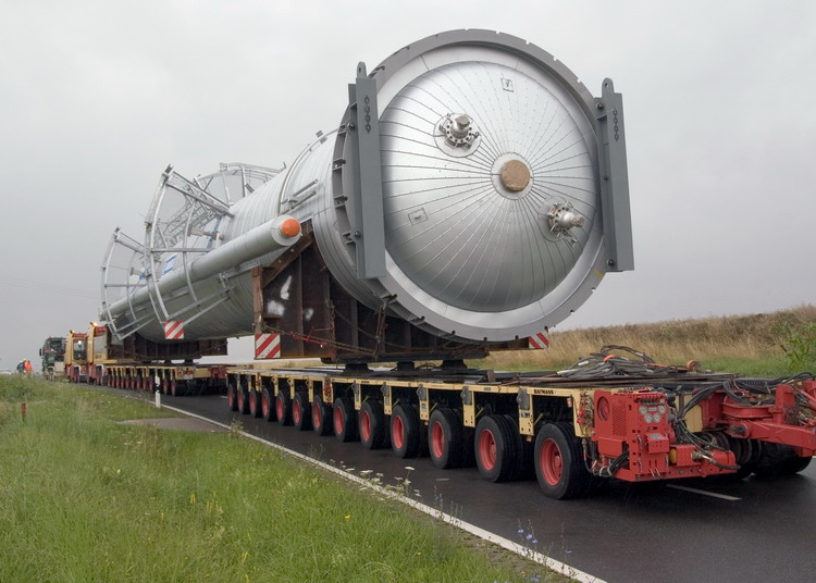 Schwertransport einer Kolonne