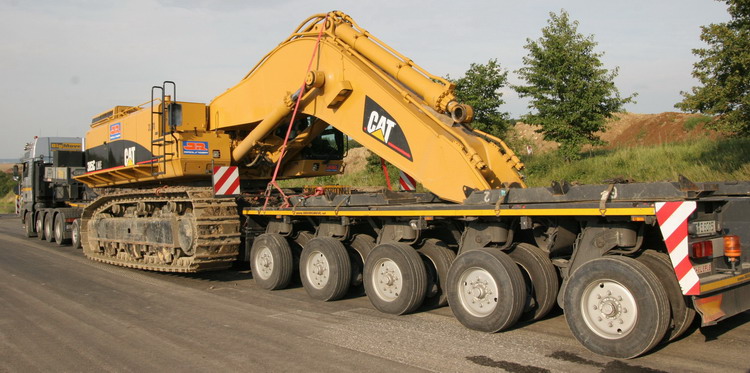 Geser Scheuerle Tiefbettauflieger mit CAT 385