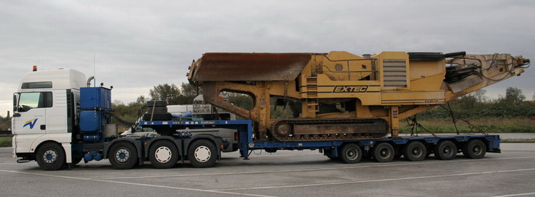 Voss MAN TGA beim Transport eines Brechers