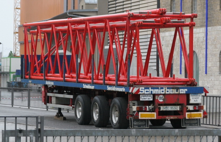 Schmidbauer Nooteboom Auflieger mit Gittermastteilen